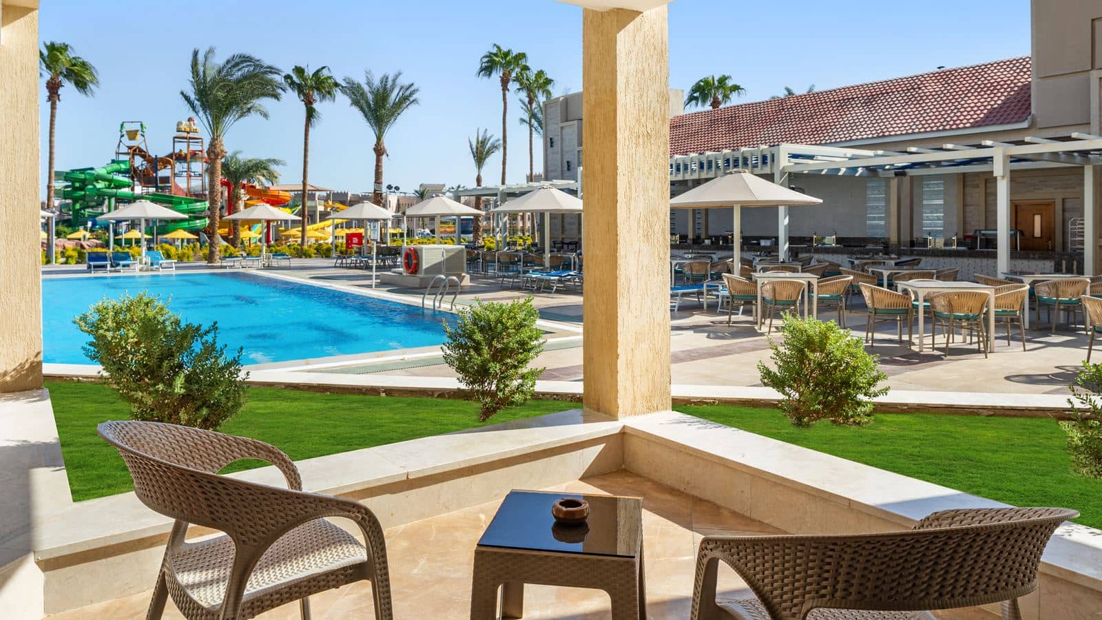 rooms-room-family-pool-view