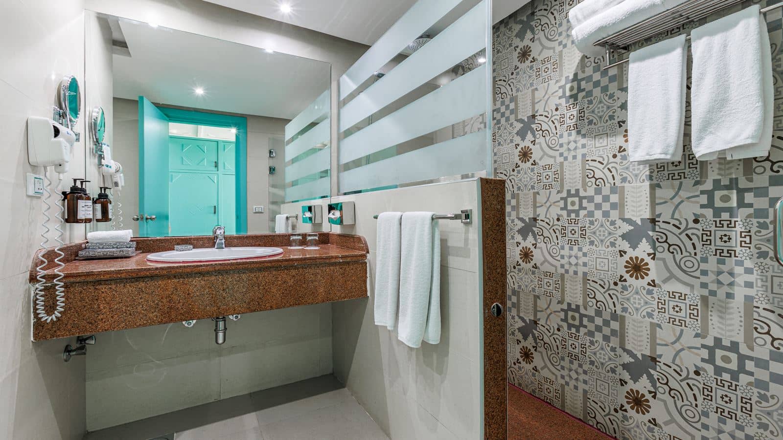 rooms-family-suite-pool-view