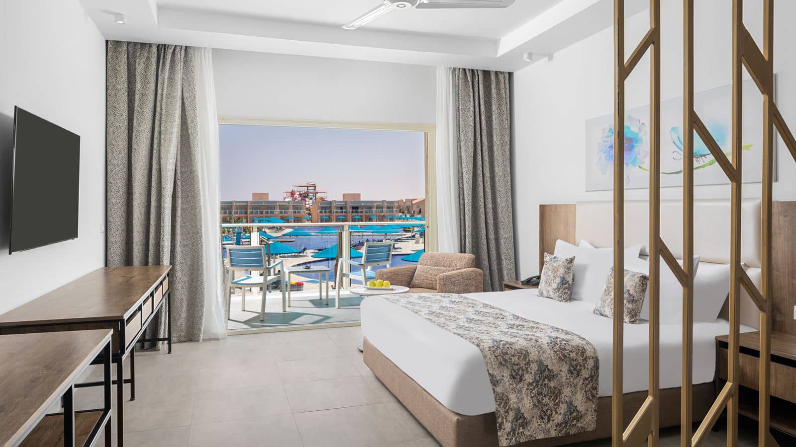 rooms-deluxe-suite-pool-view
