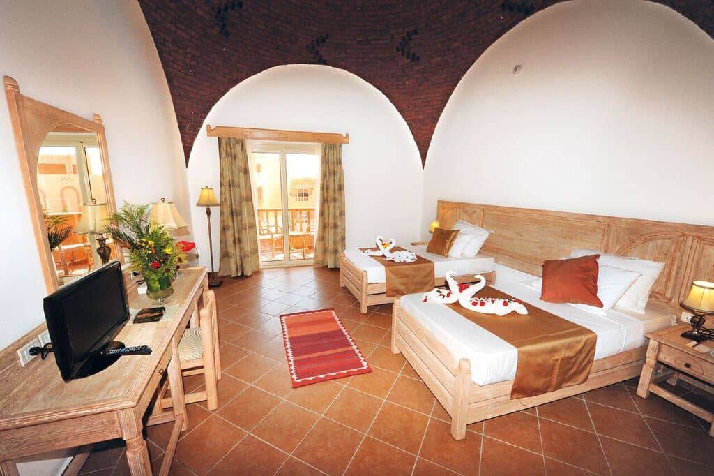 rooms-standard-pool-view