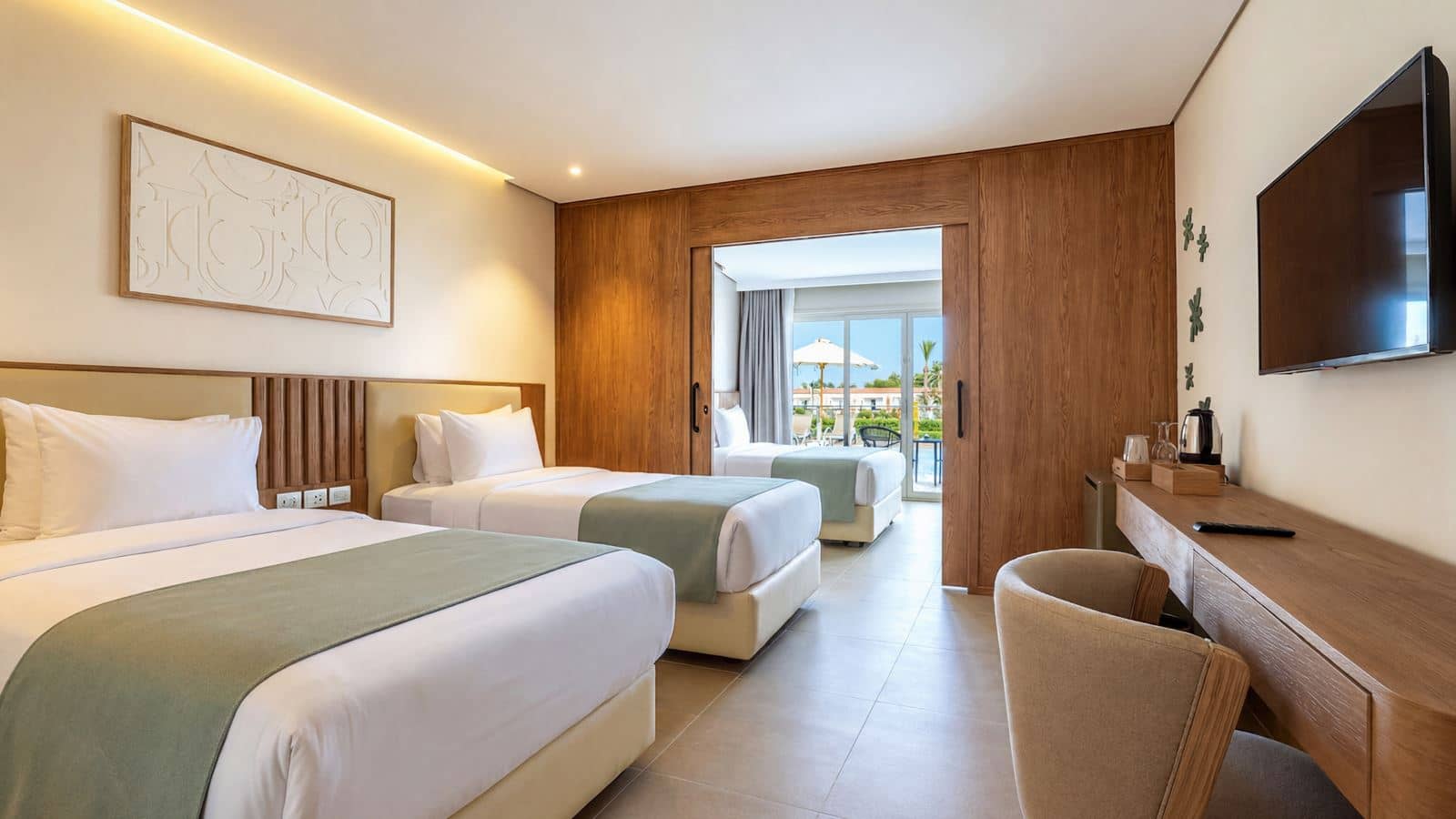 rooms-family-swimup-suite-pool-view