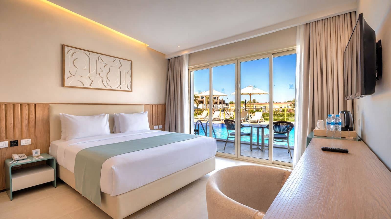 rooms-family-swimup-suite-pool-view