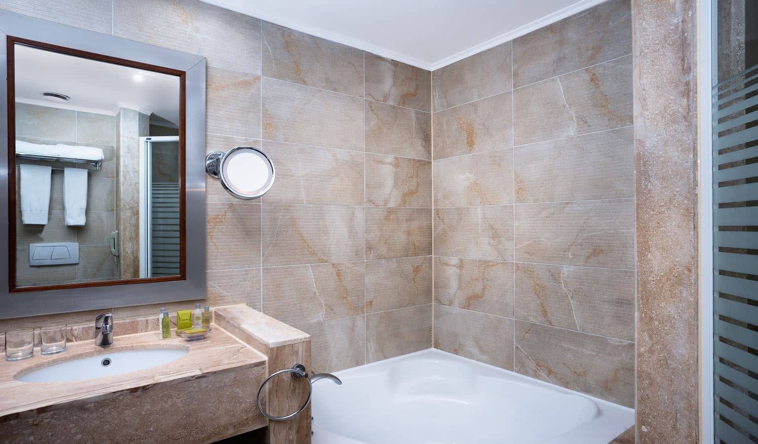 rooms-diplomatic-suite