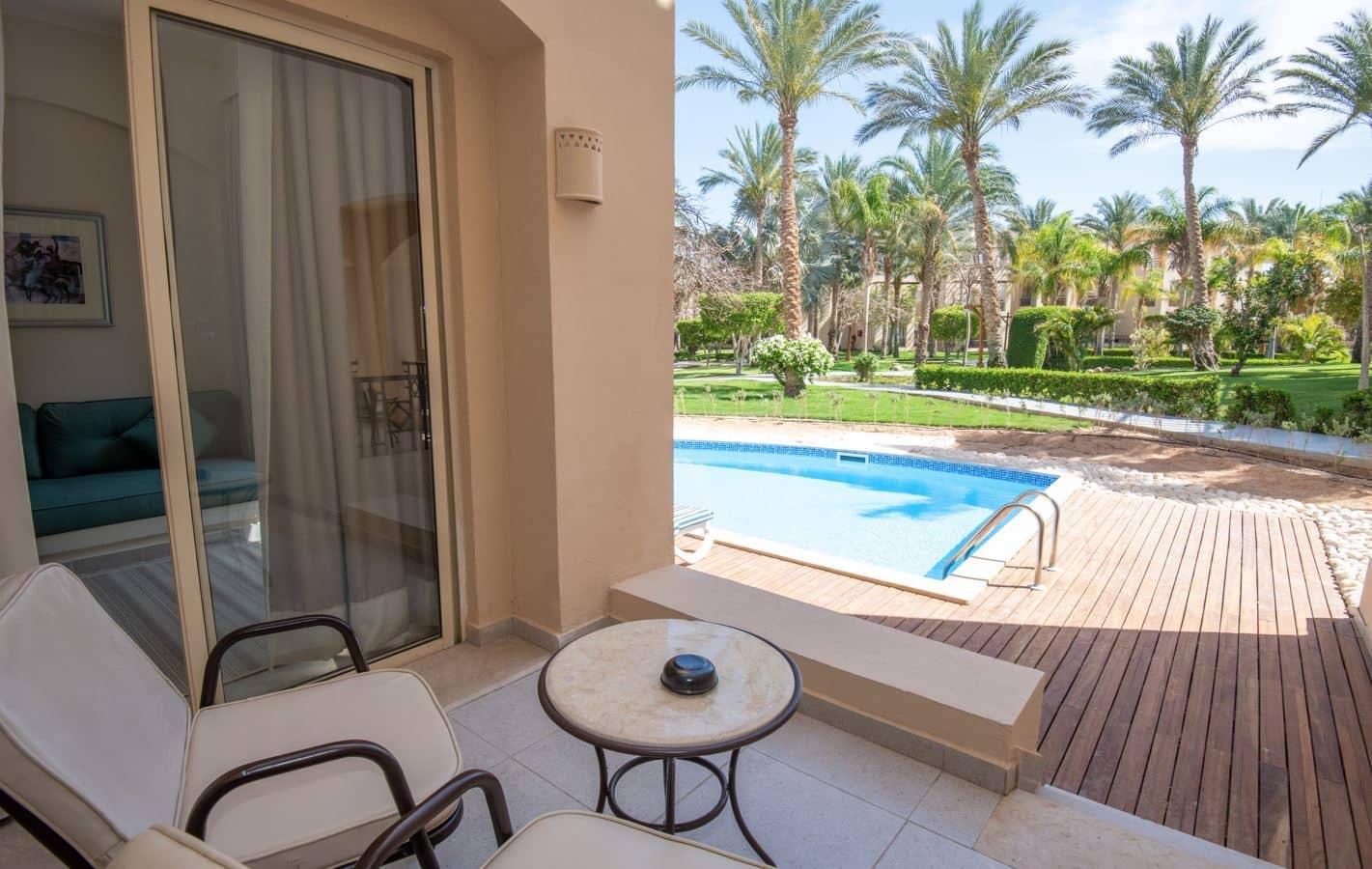 rooms-swim-up-room