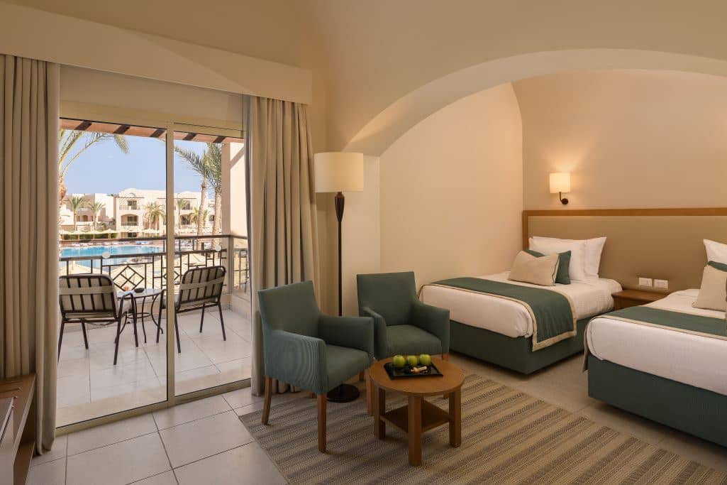 rooms-superior-room-pool-view-twin-bed