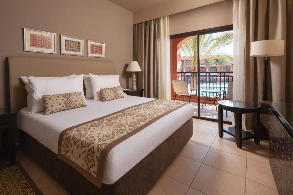 rooms-family-queen-bed-garden-or-pool-view