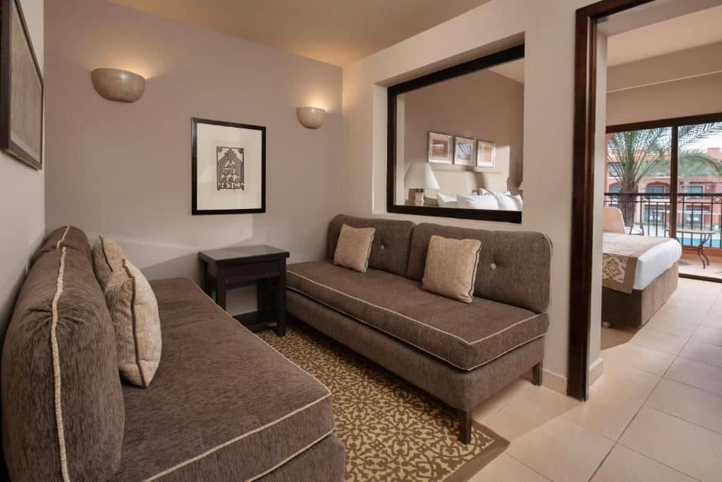 rooms-family-queen-bed-garden-or-pool-view