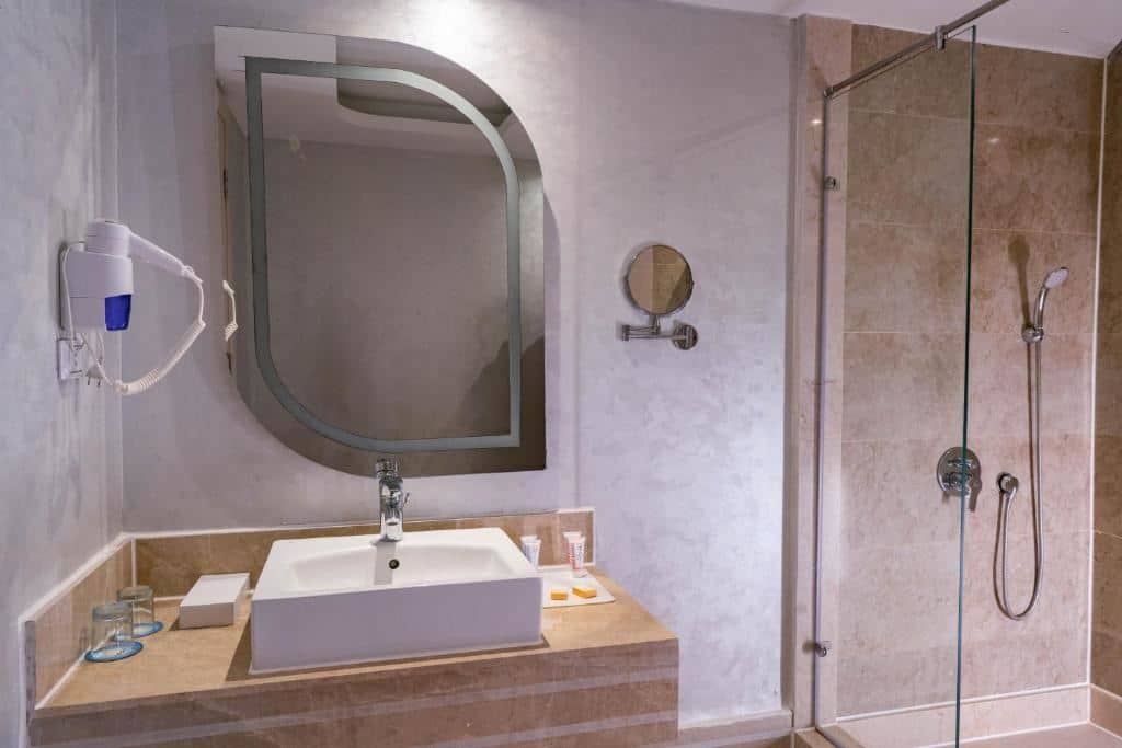 rooms-deluxe-room-pool-view