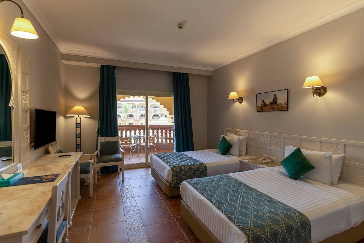 rooms-standard-room-garden-pool-view