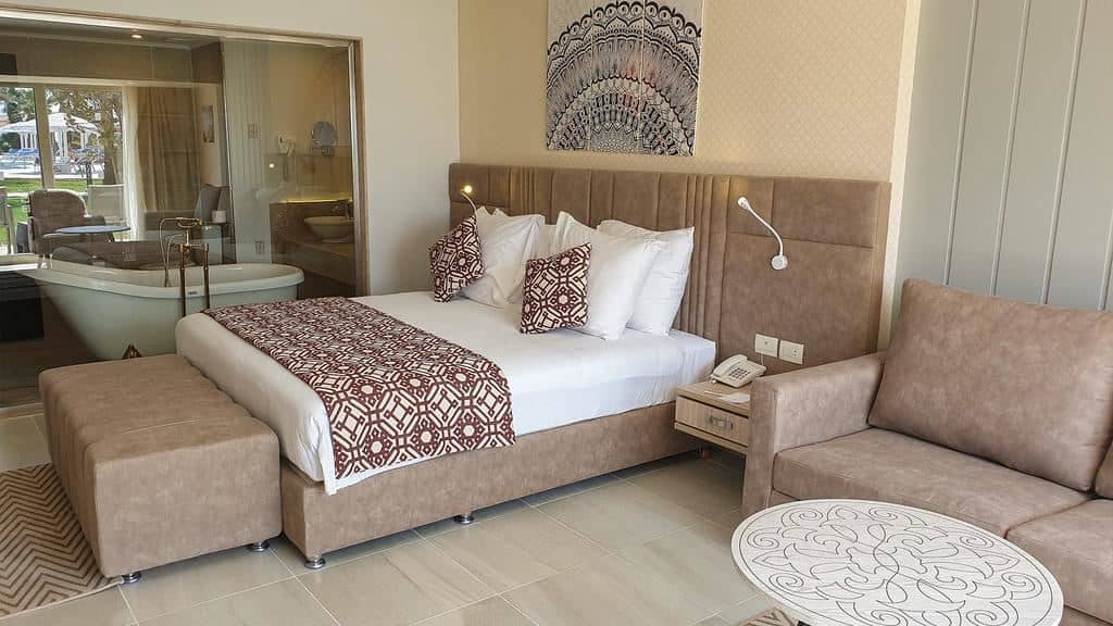 rooms-room-deluxe-poolsea-view