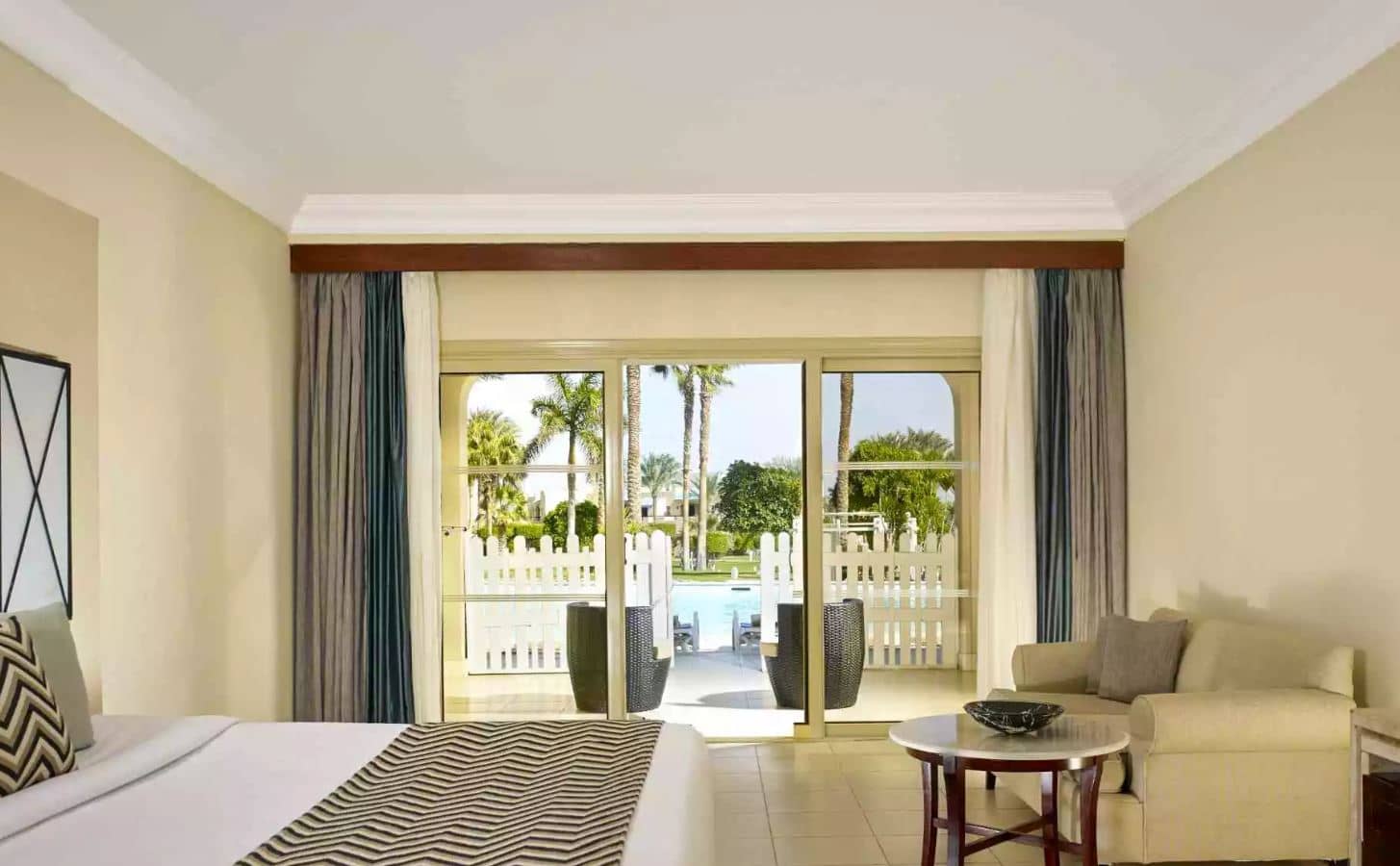 rooms-swim-up-room