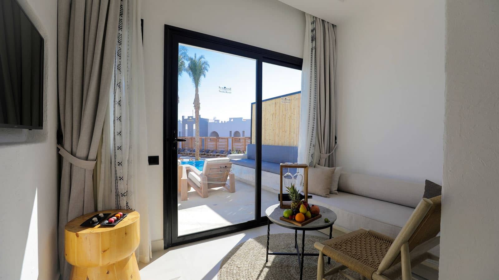 rooms-junior-swim-up-suite