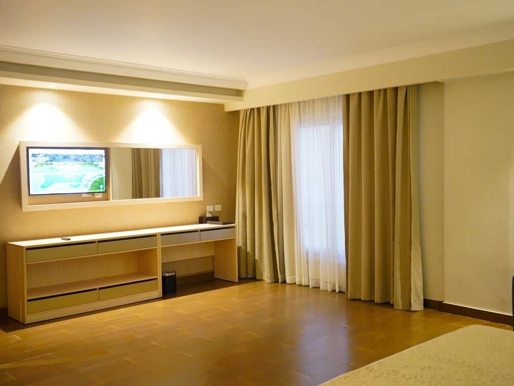 rooms-main-building-family-room-garden-view
