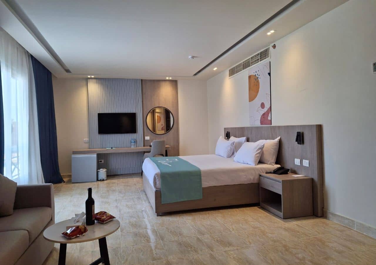 rooms-family-suit-pool-view