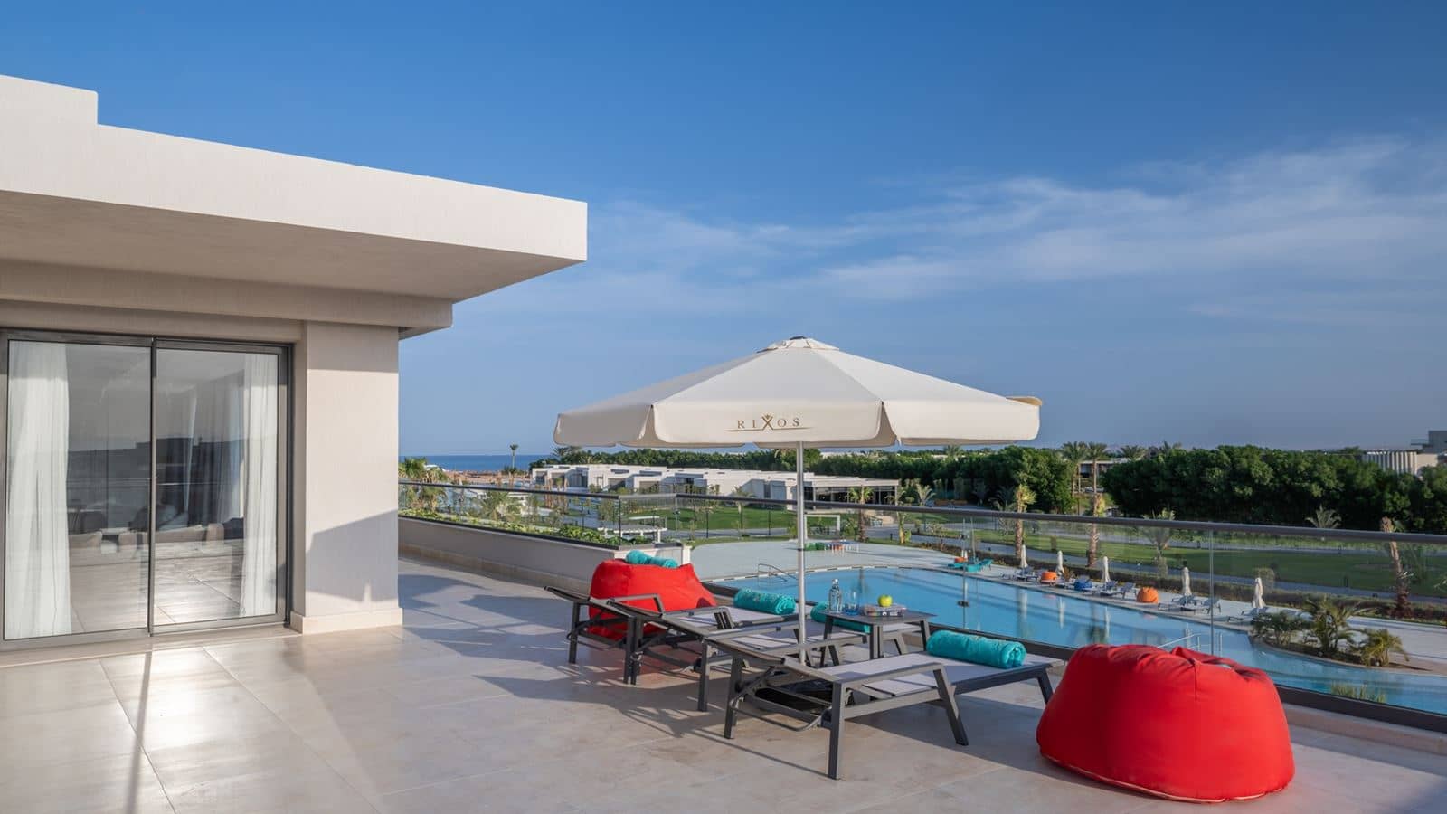 rooms-onebedroom-skyline-suite-with-infinity-pool