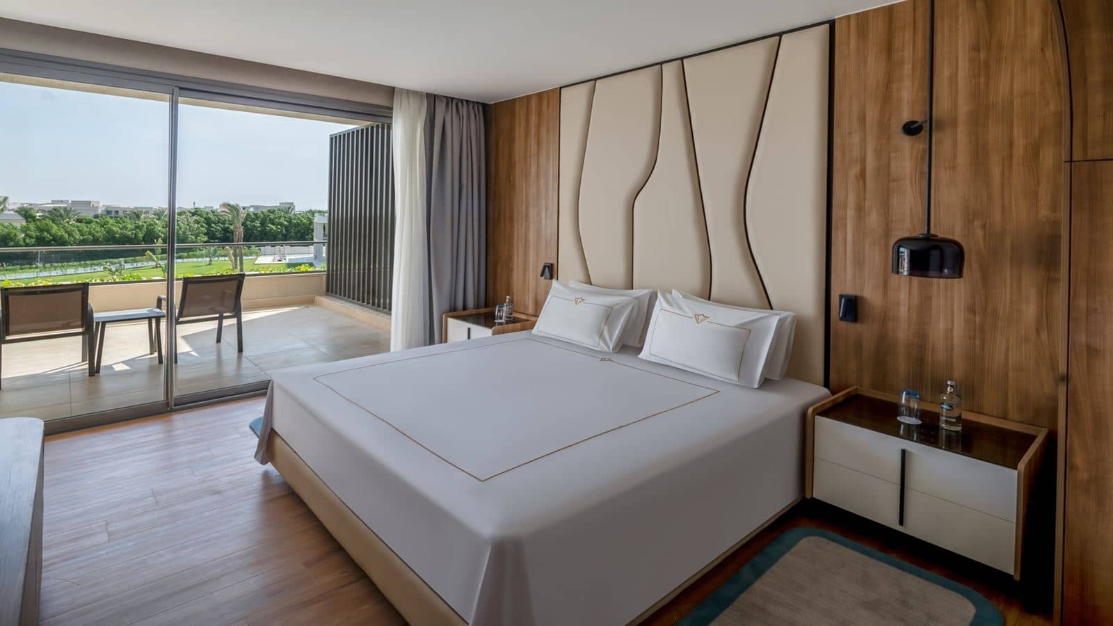 rooms-twobedroom-skyline-suite-with-infinity-pool