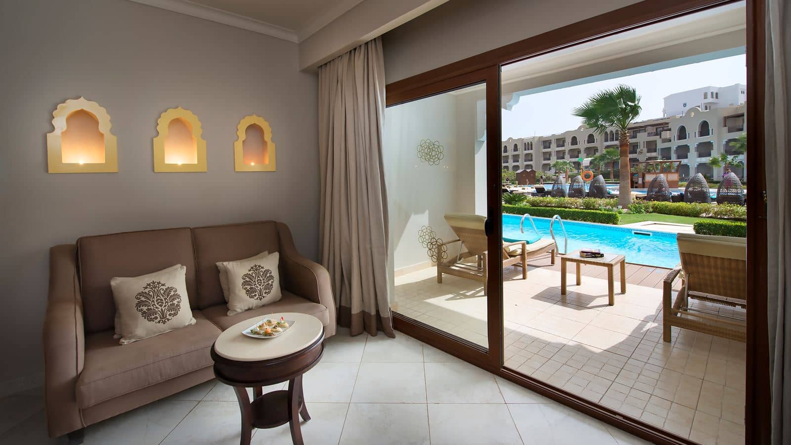 rooms-deluxe-swimup-room-pool-view+16