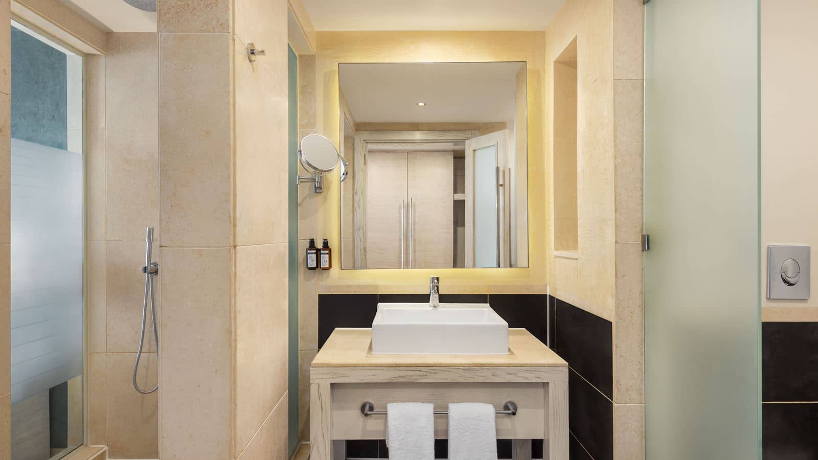 rooms-deluxe-side-sea-view
