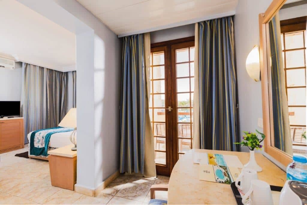rooms-standard-room-pool-view