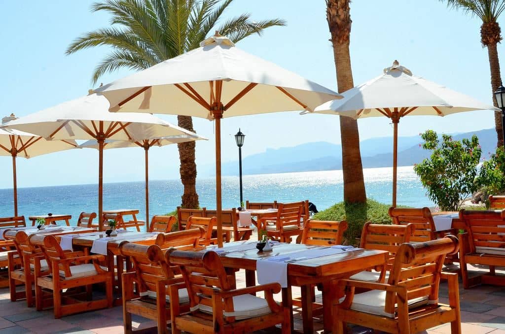 bars-oasis-pool-bar--restaurant
