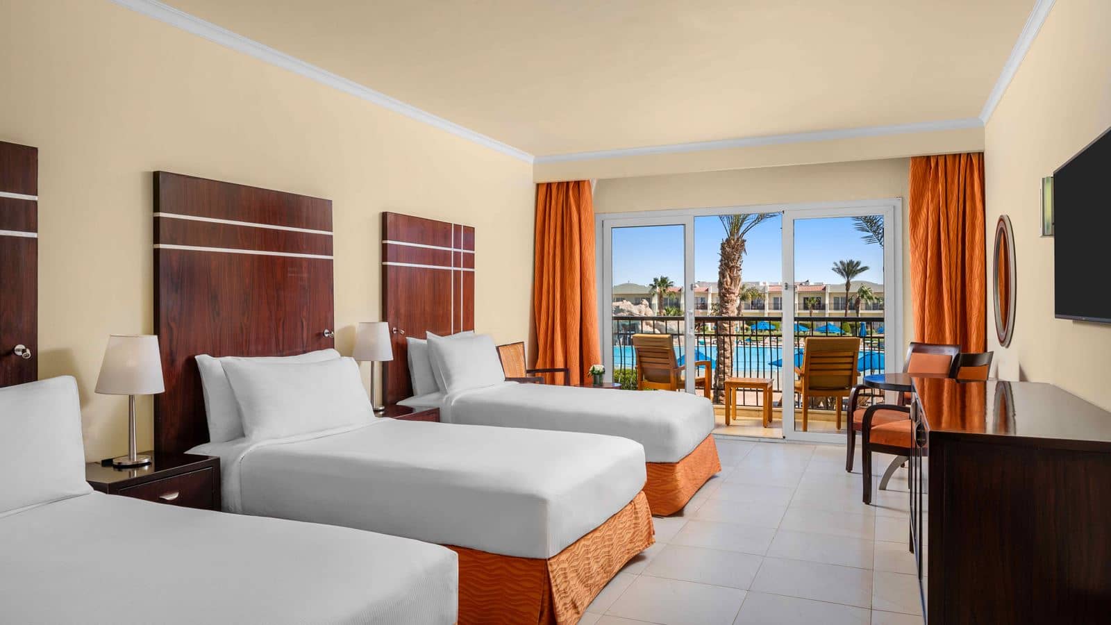 rooms-mountainside-deluxe-room-pool-view