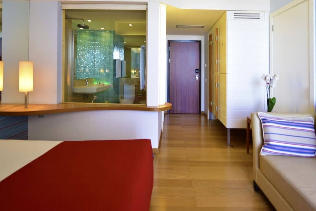 rooms-db--deluxe-sea-side-view-room