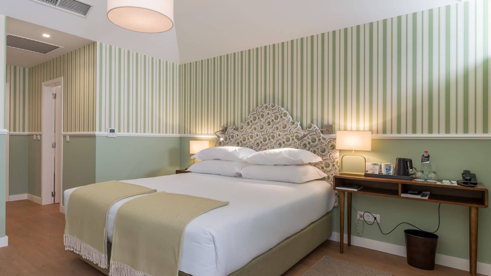 rooms-classic-room