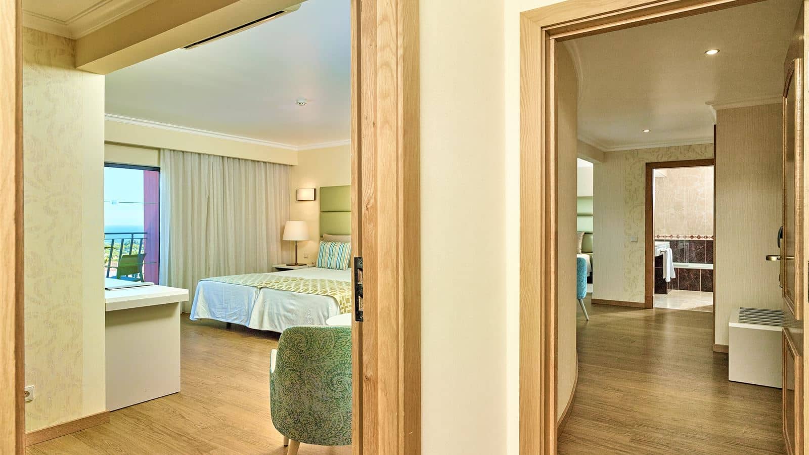 rooms-family-suite-deluxe-sea-view-balcony-or-terrace