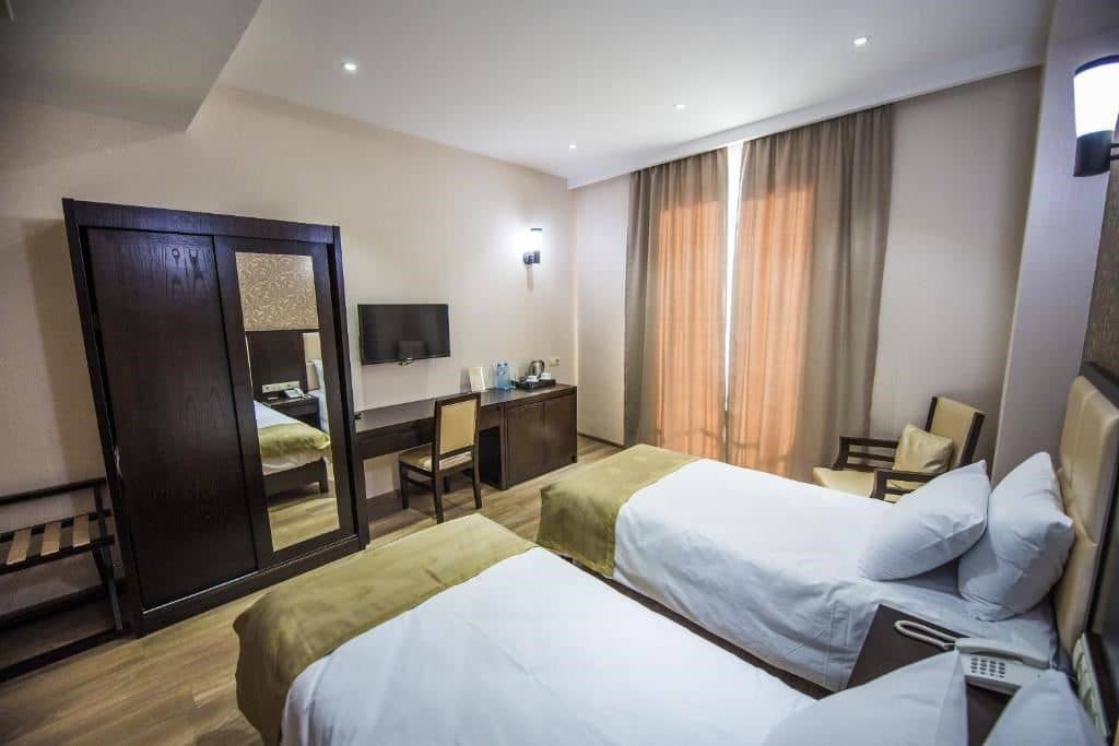 rooms-twindbl-room