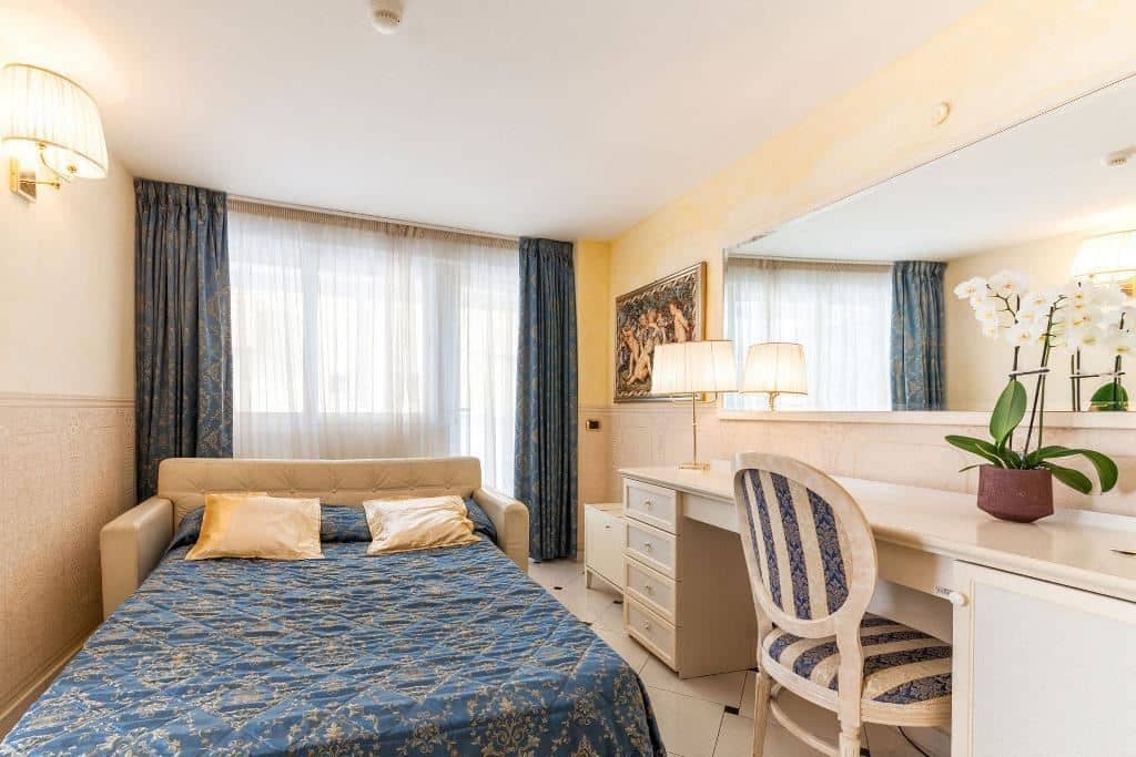 rooms-economy-room-direct-sea-view-with-small-balcony