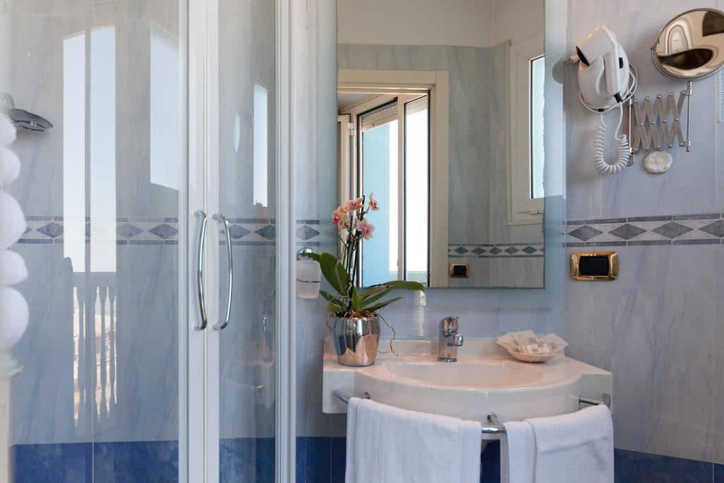 rooms-economy-room-direct-sea-view-with-small-balcony