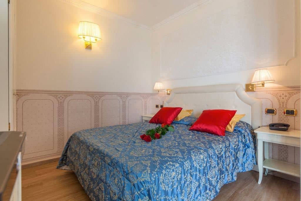 rooms-economy-room-partial-lateral-sea-view-with-small-balcony-double-single-use