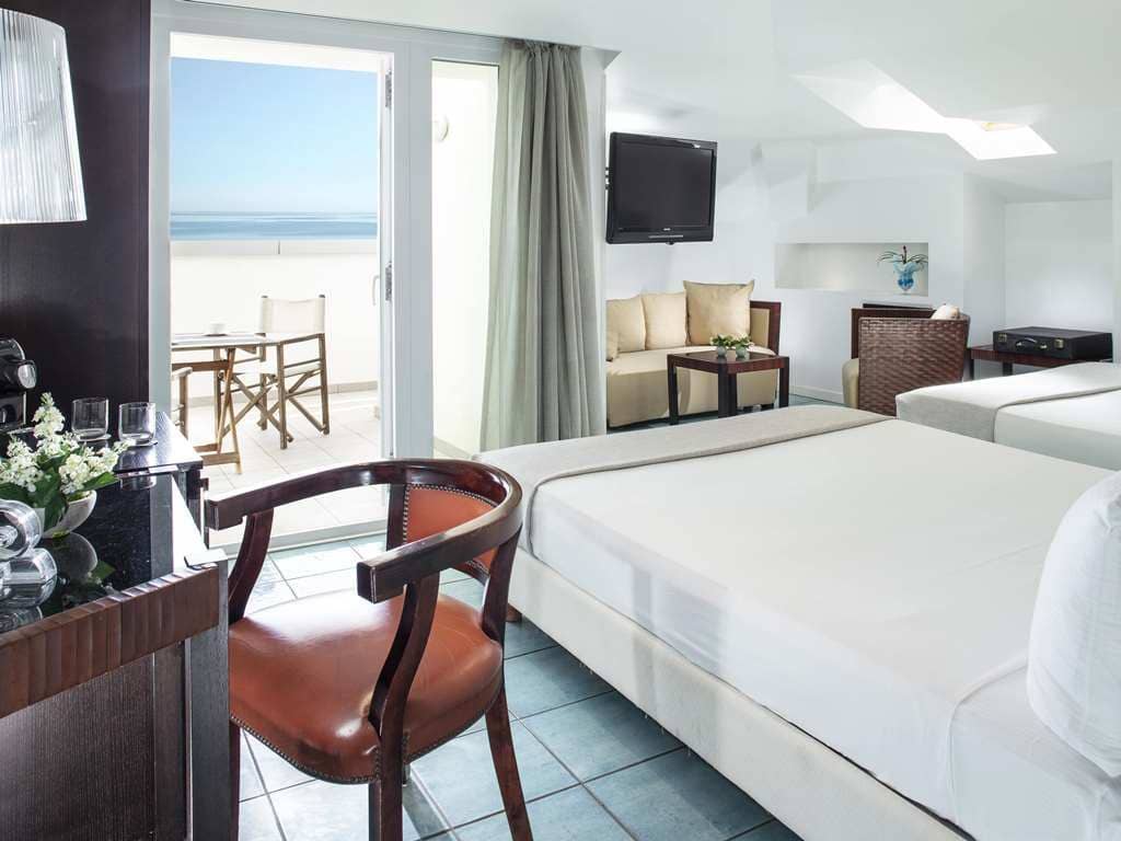 rooms-deluxe-room-frontal-sea-view-with-balcony