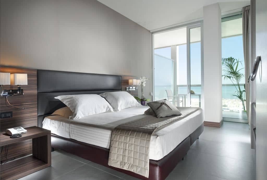 rooms-style-room-lateral-sea-view-with-balcony