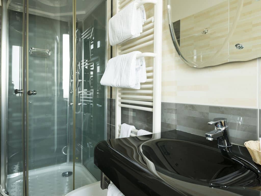 rooms-standard--room-lateral-sea-view-with-balcony