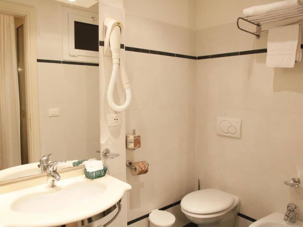 rooms-standard-room-lateral-sea-view-with-balcony