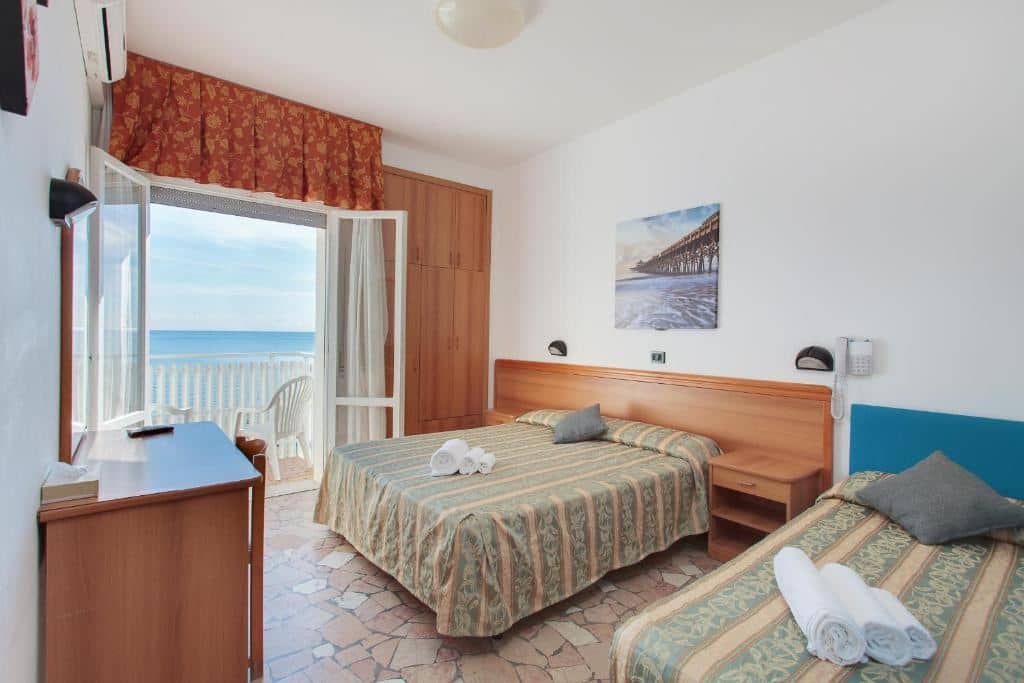 rooms-comfort-room-lateral-sea-view-with-balcony