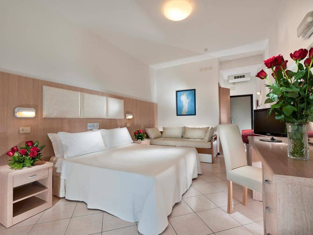 rooms-standard-room-lateral-sea-view-with-balcony