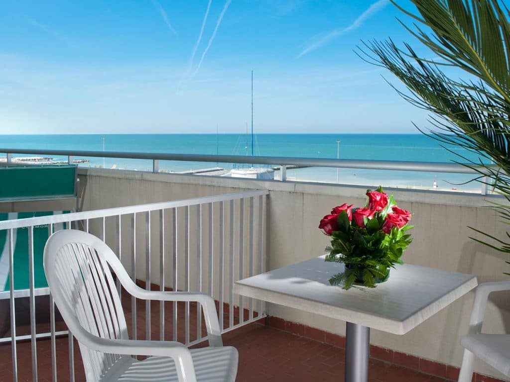 rooms-standard-room-lateral-sea-view-with-balcony