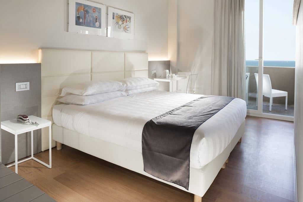rooms-superior-room-lateral-sea-view-with-balcony