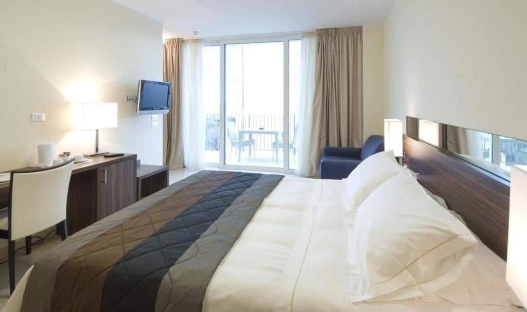 rooms-superior-room-lateral-sea-view-with-balcony