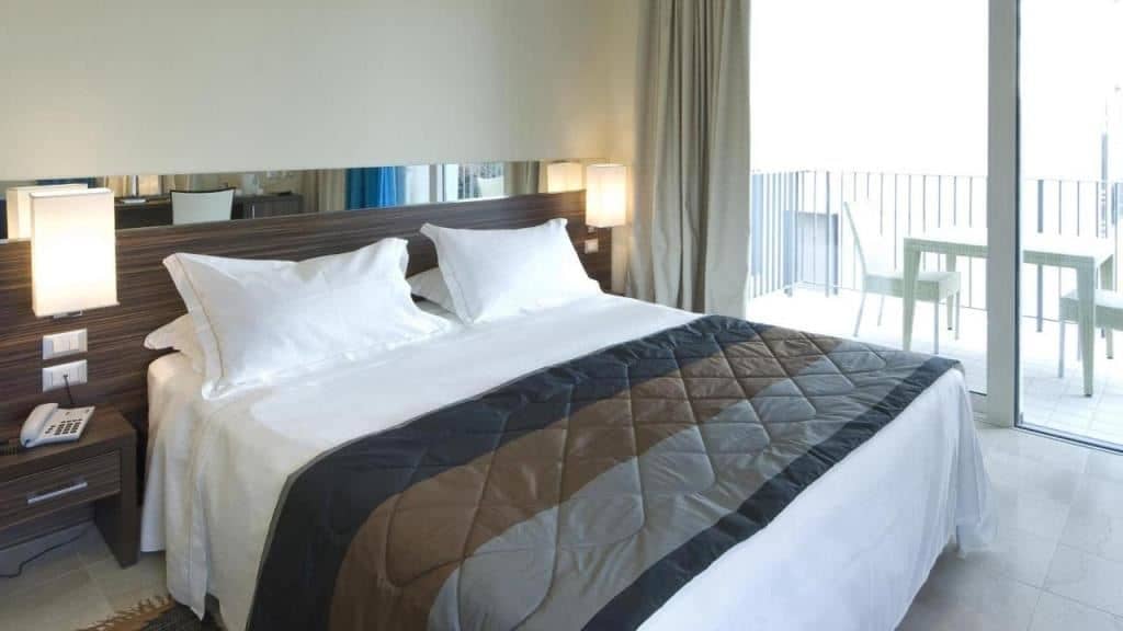 rooms-superior-room-lateral-sea-view-with-balcony