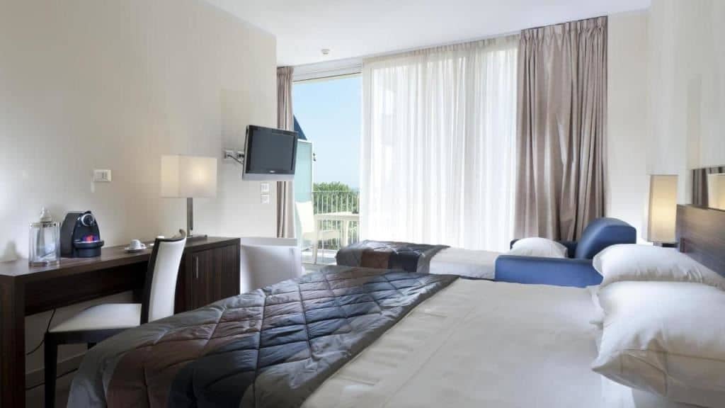 rooms-superior-room-lateral-sea-view-with-balcony