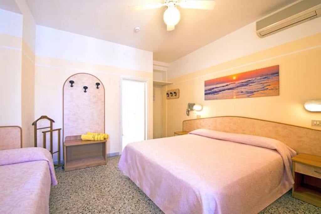 rooms-comfort-lateral-sea-view-with-balcony