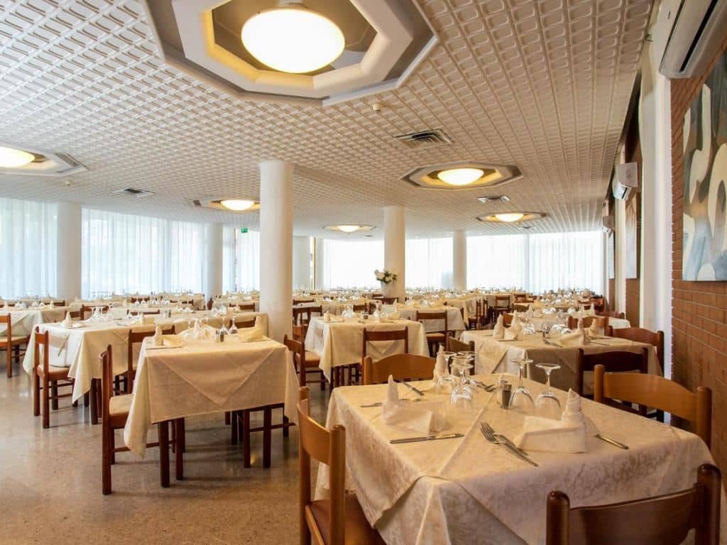 restaurants-restaurant
