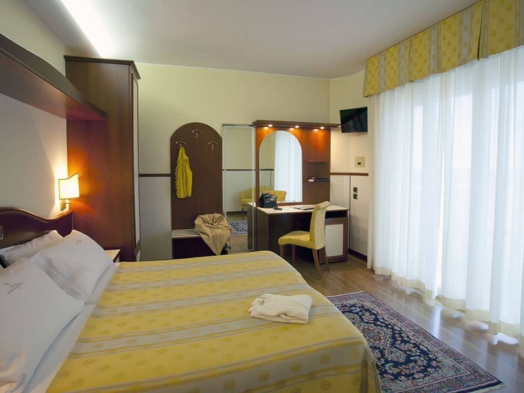 rooms-standard-room-side-sea-view