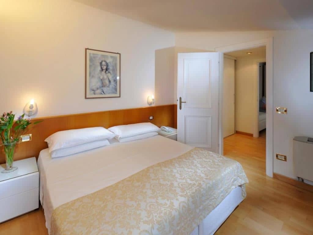 rooms-standard-balcony-side-sea-view