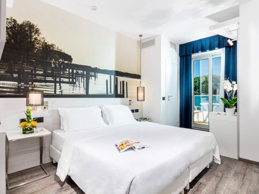 rooms-classic-room-balcony-side-sea-view