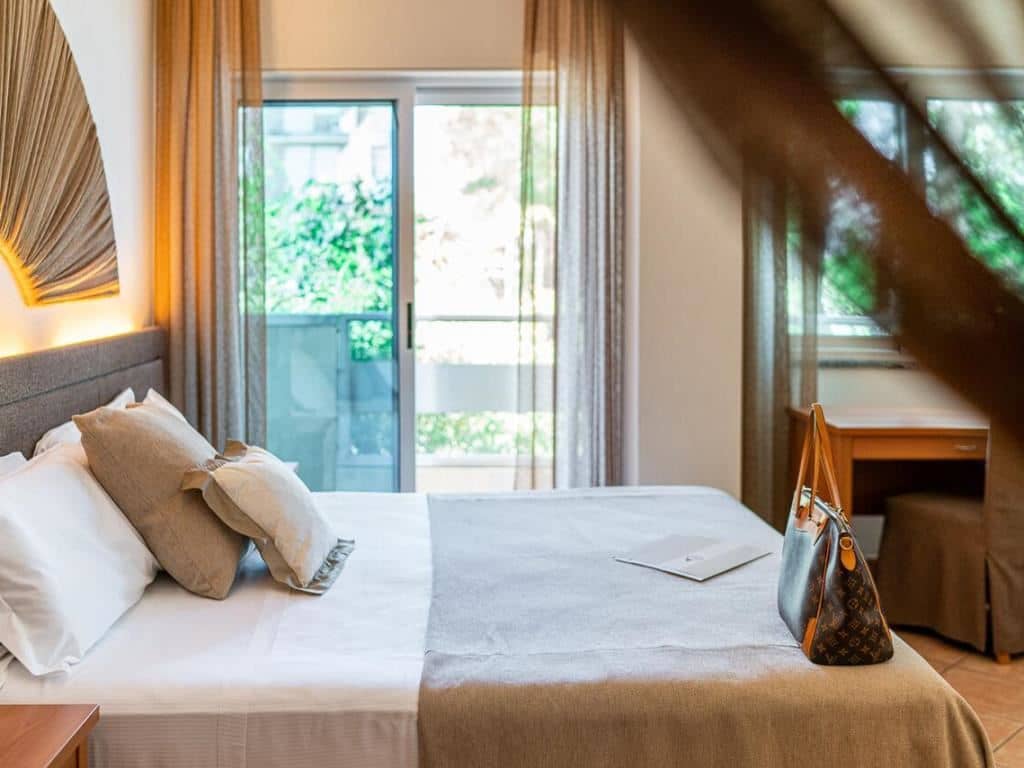 rooms-classic-room-balcony