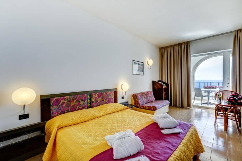 rooms-terrace-room-frontal-sea-view